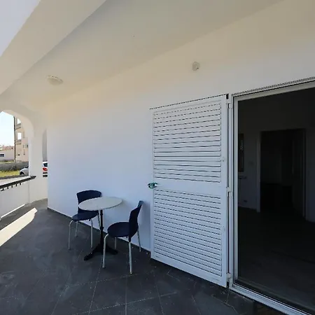 Carmen In Mit Garten Und Terrasse Apartment Vir